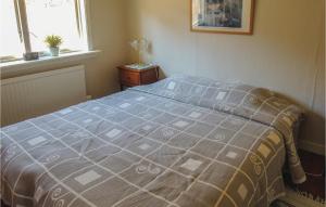 Säng eller sängar i ett rum på Nice Home In Grnna With Wifi