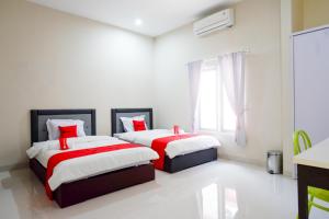 Tempat tidur dalam kamar di RedDoorz Syariah near RSUD Margono Purwokerto