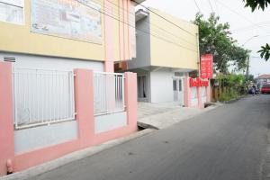 an empty street in front of a building at RedDoorz Syariah near RSUD Margono Purwokerto in Purwokerto