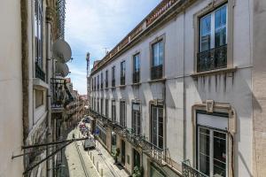 vista su un vicolo tra due edifici di Cozy and perfect location Bairro Alto Chiado a Lisbona