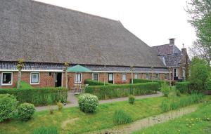 a house with a large roof with a garden at Pet Friendly Apartment In Paesens in Paesens