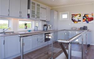 Kuchyň nebo kuchyňský kout v ubytování Pet Friendly Home In Sndeled With Kitchen