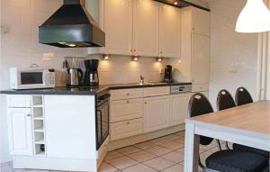 Imagem da galeria de Pet Friendly Home In Nieuwvliet-bad With Kitchen em Nieuwvliet-Bad