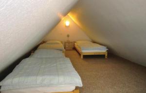 2 Betten in einem Zimmer mit Dachgeschoss in der Unterkunft Ferienhaus Harzstrasse Q in Blankenburg