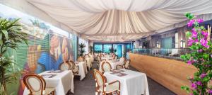 Reštaurácia alebo iné gastronomické zariadenie v ubytovaní Grand Hotel Continental
