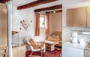 eine Küche und ein Wohnzimmer mit einem Tisch und einem Kühlschrank in der Unterkunft Ferienhaus Harzstrasse Q in Blankenburg