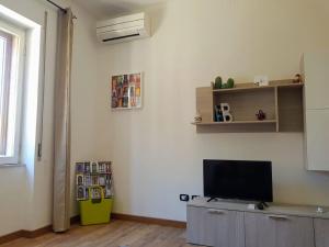 una sala de estar con TV de pantalla plana en un armario en casa S Leonardo en Crotone