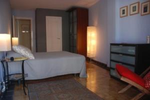 A bed or beds in a room at Apartamento CENTRO HISTÓRICO Zorrilla 4