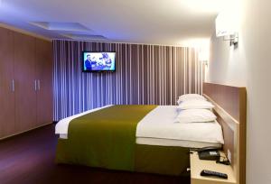 Un pat sau paturi într-o cameră la Hotel Trianon