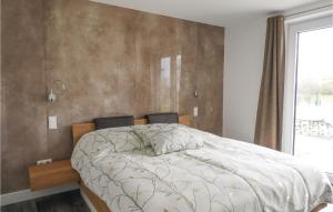 une chambre avec un lit avec deux chaises et une fenêtre dans l'établissement Cozy Apartment In Kappeln With Wifi, à Kappeln