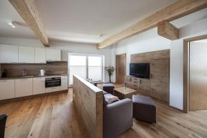un grand salon avec un canapé et une cuisine dans l'établissement Appartement Meier, à Seefeld in Tirol