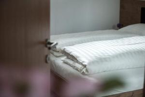 un ensemble d'oreillers blancs assis sur un lit dans l'établissement Appartement Meier, à Seefeld in Tirol