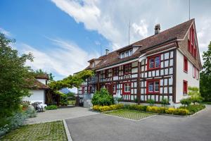戈汀根Historische Residenz Lindeneck的一座大型建筑,上面有红色百叶窗