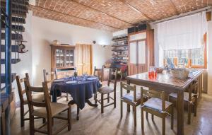 een eetkamer met een tafel en stoelen bij Gorgeous Home In Cuccaro Monferrato Al With Kitchen in Cuccaro Monferrato