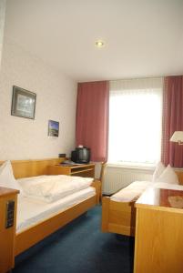 Postel nebo postele na pokoji v ubytování Hotel Garni "Zur Güldenen Gabel"