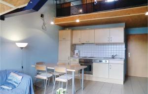 Kuchyň nebo kuchyňský kout v ubytování Nice Apartment In Noertrange With Wifi