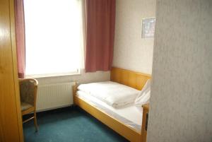 Postel nebo postele na pokoji v ubytování Hotel Garni "Zur Güldenen Gabel"
