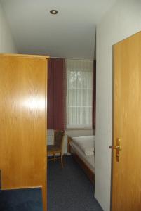 Postel nebo postele na pokoji v ubytování Hotel Garni "Zur Güldenen Gabel"