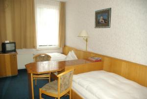 Postel nebo postele na pokoji v ubytování Hotel Garni "Zur Güldenen Gabel"