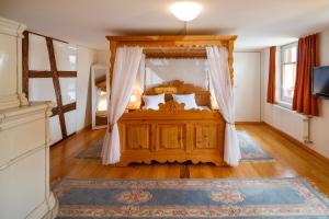 Historische Residenz Lindeneck客房内的一张或多张床位