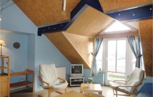 a living room with blue walls and a wooden ceiling at Gorgeous Apartment In Noertrange With Wifi in Noertrange