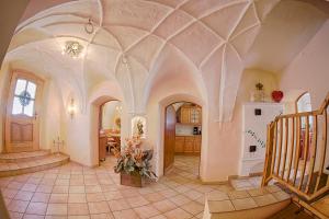 a large room with an arched ceiling and a kitchen at Landhaus Weger Kirchbach bei Nassfeld in Rattendorf