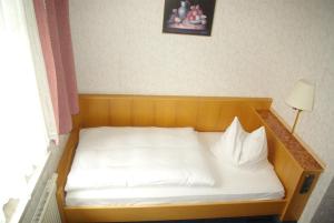 Postel nebo postele na pokoji v ubytování Hotel Garni "Zur Güldenen Gabel"