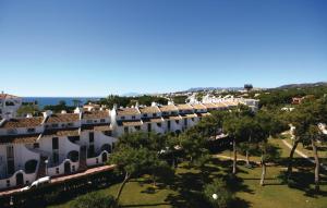 ラ・カラ・デ・ミハスにあるStunning Apartment In Calahonda With 3 Bedrooms, Wifi And Outdoor Swimming Poolの白い大きな木の上空の景色