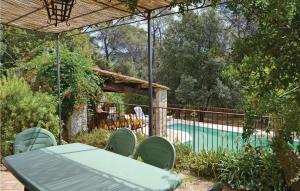 La Roquette-sur-SiagneにあるAmazing Home In La Roquette Sur Siagne With Wifiのパティオ(テーブル、椅子付)、プールが備わります。