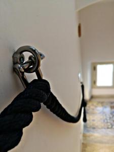 a black rope attached to a wall at Io.te e il mare in Termoli +1 photo
