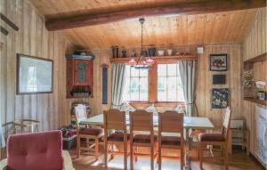 una sala da pranzo con tavolo e sedie di Holiday Home Hemsedal Rusto Raunhaug a Hemsedal