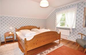 SutterhöjdenにあるHoliday Home Brattforsheden Molkomのベッドルーム1室(木製ベッド1台、窓付) +5枚の写真