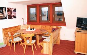 ein Esszimmer mit einem Tisch und Stühlen sowie einem TV in der Unterkunft Beautiful Apartment In Tambach-dietharz With 3 Bedrooms And Wifi in Tambach-Dietharz
