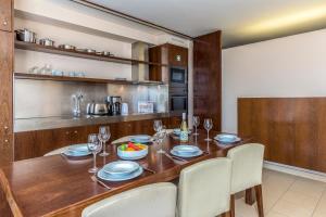 uma sala de jantar com uma mesa de madeira e cadeiras em FLH Salgados Beach Apartment em Guia