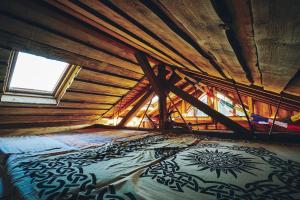 シェーネックにあるBlickinsfreie - Cabinの木製天井の客室の大型ベッド1台分です。