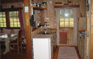 una cucina con lavandino e tavolo in una cabina di Holiday Home Hemsedal Rusto Raunhaug a Hemsedal Altre 5 foto