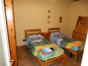 ドロネーロにあるCasa in campagna da Francoのベッド2台と本が備わる部屋