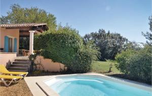 ルシヨンにあるAwesome Home In Roussillon With 3 Bedrooms, Wifi And Outdoor Swimming Poolのスイミングプール(椅子付)と家
