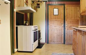 cocina con estufa blanca y puerta en 3 Bedroom Amazing Home In Sjusjen, en Sjusjøen