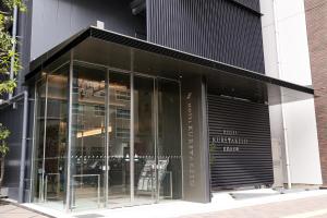 Un frente de tienda de un edificio con puertas de vidrio en Hotel Kuretakeso Hiroshima Otemachi, en Hiroshima