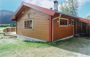 una piccola casa con il tetto rosso di Holiday Home Hemsedal Rusto Raunhaug a Hemsedal