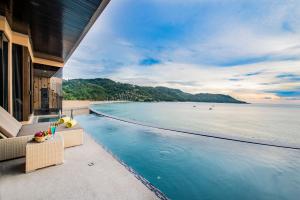 uma vista para o oceano a partir de uma varanda do hotel em Impiana Private Villas Kata Noi em Praia de Kata