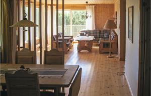 uma sala de estar com uma mesa e um sofá em Nice Home In Rygge With 3 Bedrooms And Internet em Saltnes