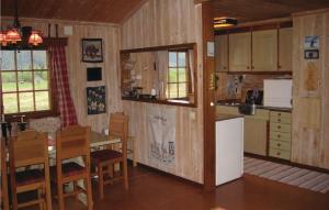 una cucina e una sala da pranzo con tavolo e frigorifero di Holiday Home Hemsedal Rusto Raunhaug a Hemsedal