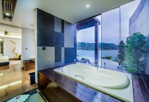 Koupelna v ubytování Impiana Private Villas Kata Noi