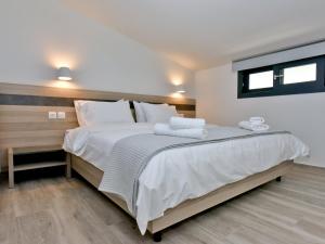 - une chambre avec un grand lit et 2 serviettes dans l'établissement Notos Resort - Tristinika Sithonia, à Toroni