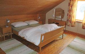 EvangerにあるNice Home In Evanger With 3 Bedroomsの木製の天井が特徴のベッドルーム1室(大型ベッド1台付)