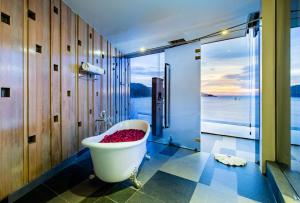 Koupelna v ubytování Impiana Private Villas Kata Noi