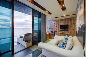 TV a/nebo společenská místnost v ubytování Impiana Private Villas Kata Noi