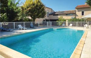モンタニャックにあるGorgeous Home In Montagnac With Private Swimming Pool, Can Be Inside Or Outsideの庭の青い水のスイミングプール